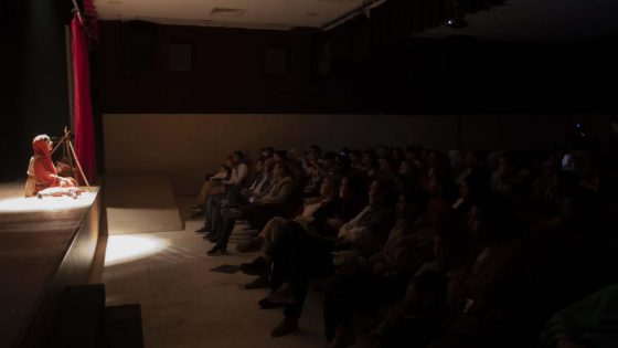 مسرحية “المروح”.. حكاية حسانية عن الحرمان وتعدد الزوجات